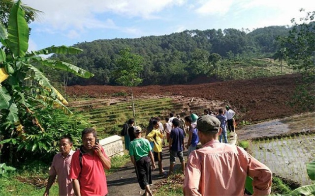 Jokowi Instruksikan Instansi Terkait Bergerak Cepat Evakuasi Korban Longsor di Brebes