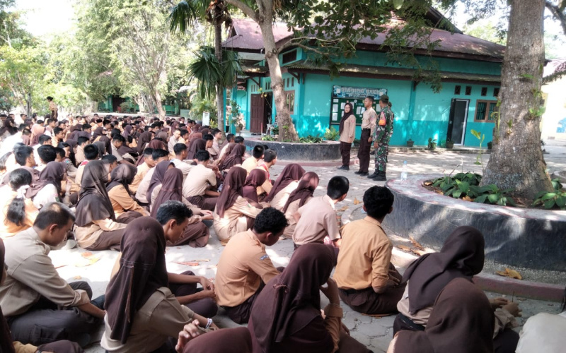Melatih PBB di SMAN Binsus, Beberapa Babinsa Kerjasama