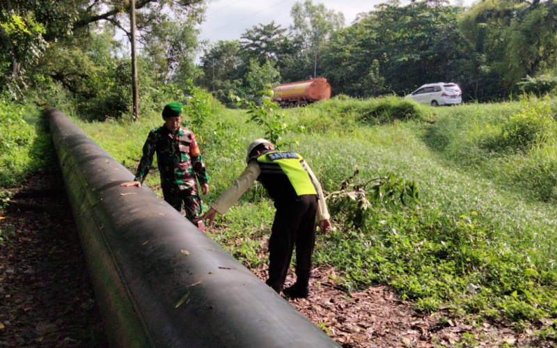 Babinsa Koramil 01/Dumai Tingkatkan Pembinaan Teritorial Melalui Patroli Jalur Pipa