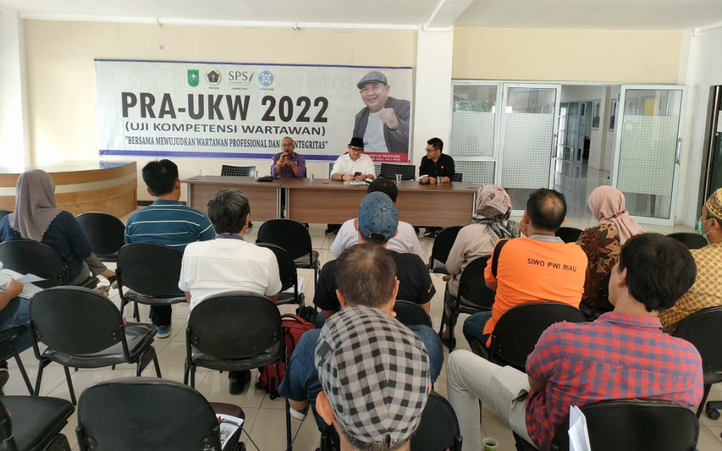 Peserta Antusias Dengarkan Penjelasan saat Pra UKW di PWI Riau