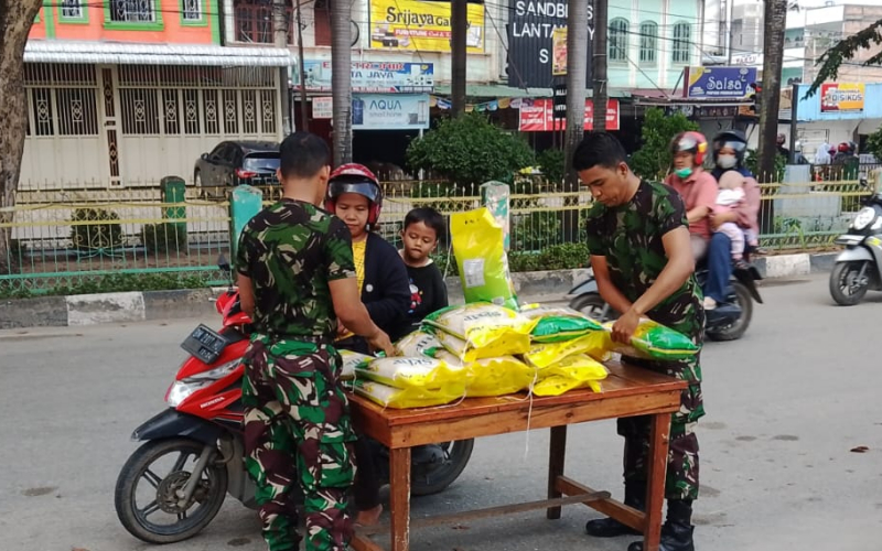 Koramil 01 Dumai Salurkan 2 Ton Beras Murah
