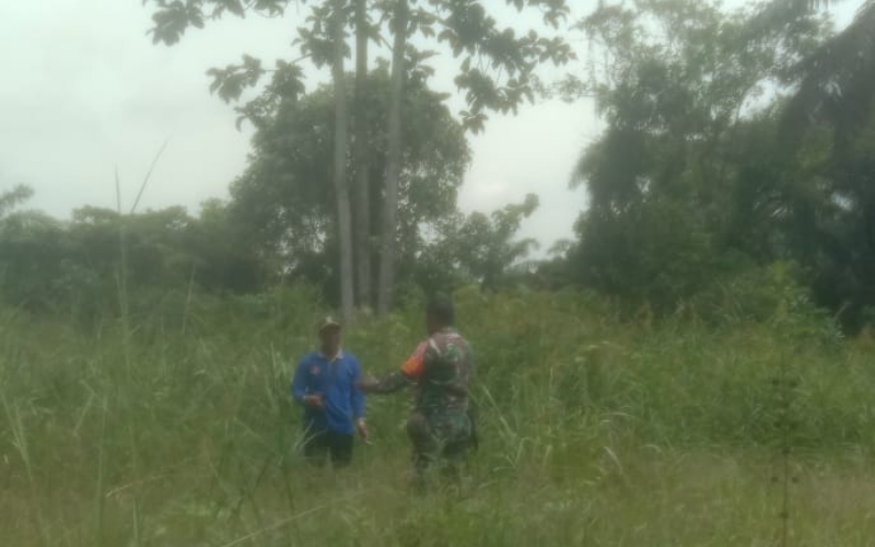 Anggota Babinsa Koramil 03 Patroli Karhutla di Titik yang Rawan
