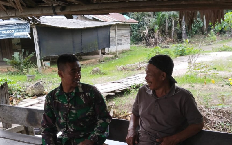 Jalin Kedekatan dengan Warga, Babinsa Basilam Baru Turun Langsung Laksanakan Komsos