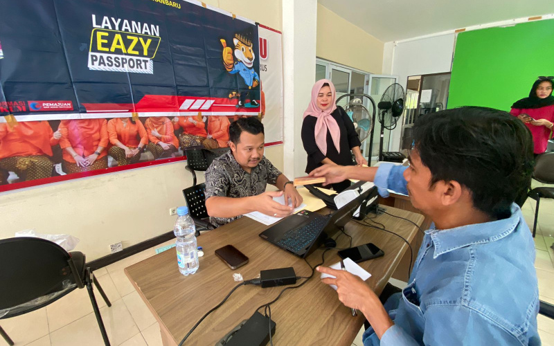 Anggota dan Keluarga PWI Riau di Fasilitasi Buat Paspor Kolektif