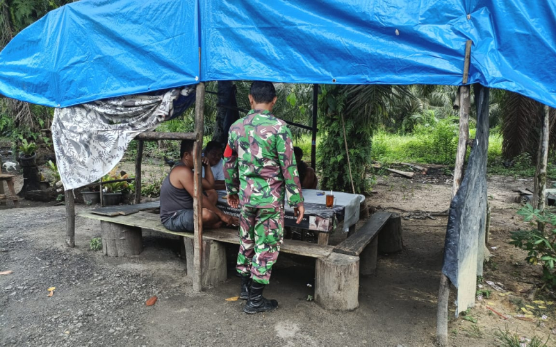 Babinsa dari Koramil 02 Cek Jalur Pipa Minyak Pertamina