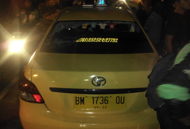 Pengemudi Gojek Hancurkan Mobil Taksi di Simpang Mal SKA