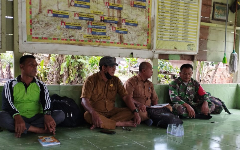 Patroli Karhutla di Lubuk Gaung, Babinsa Ingatkan Warga Bahaya Bakar Lahan