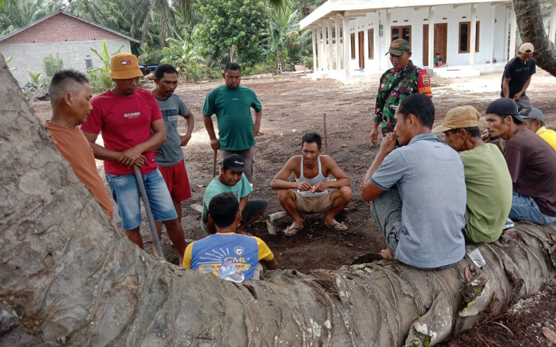 Babinsa Basilam Baru Komunikasi Sosial, Beri Pesan Kepada Anak Muda
