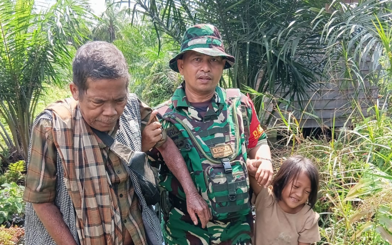 Banjir Rendam Permukiman Medang Kampai, Babinsa Koramil 02 Bukit Kapur Lakukan Evakuasi Warga
