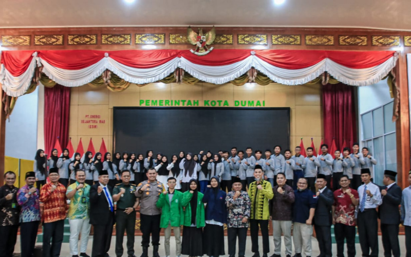 Wako Dumai Serahkan Beasiswa Baznas Untuk Mahasiswa/i Berprestasi dan Kurang Mampu