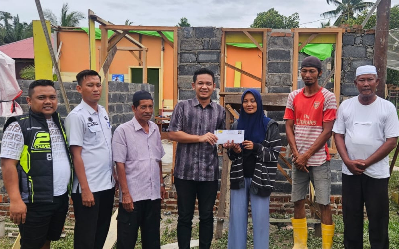 Bersama 22 Community Dumai, Kenda Guntara Serahkan Bantuan bagi Korban Puting Beliung