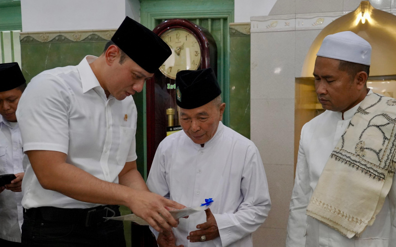 AHY Serahkan Sertipikat Tanah Wakaf Elektronik di Gresik