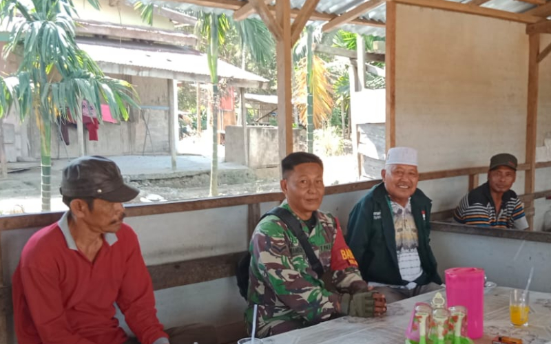 Jalin Silaturahmi, Babinsa Sungai Geniot Ajak Warga Jaga Kondusivitas Wilayah