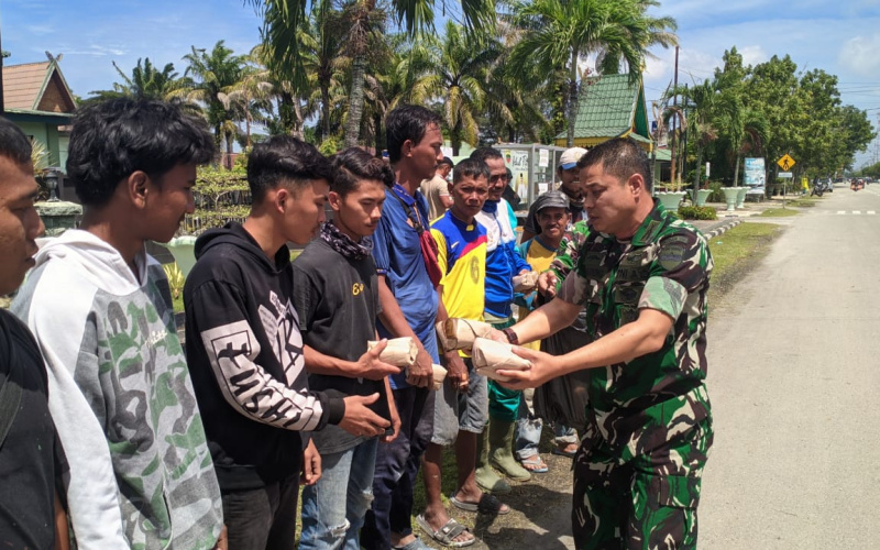 Kodim Dumai Bagikan Ratusan Paket Nasi Bagi Pengguna Jalan