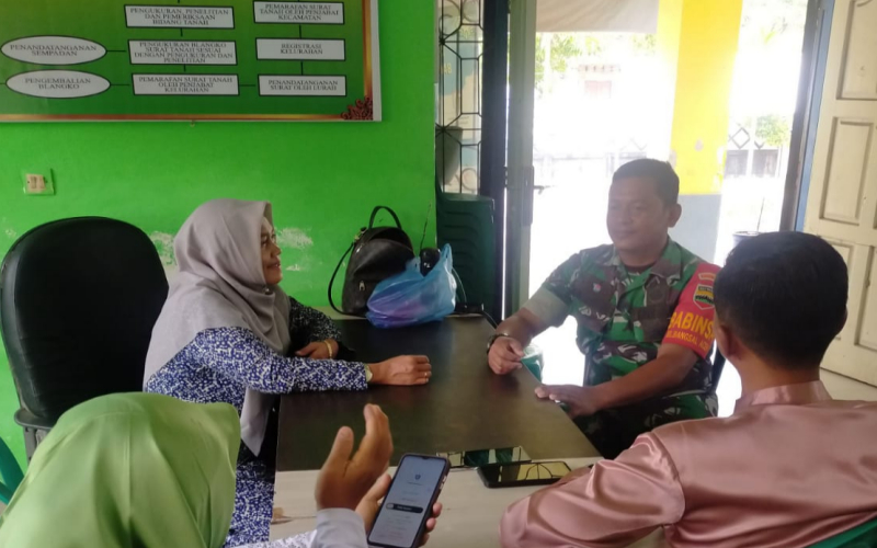 Babinsa Koramil 03 Sungai Sembilan Laksanakan Komsos Tingkatkan Koordinasi Wilayah