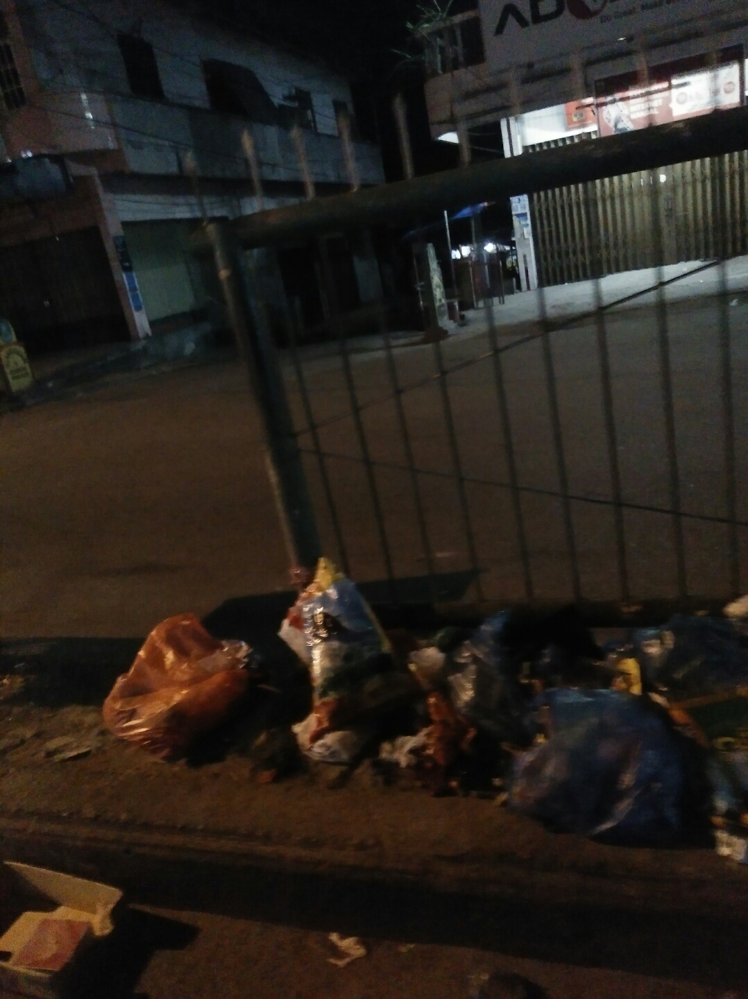 Bak Sampah telah di Sediakan , Namun Masyarakat Duri Kecamatan Mandau tetap membuang sampah di Pembatas Jalan Sudirman