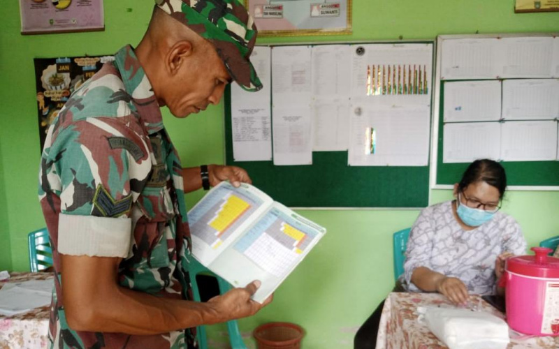 Babinsa Bukit Batrem Laksanakan Pendampingan di Posyandu