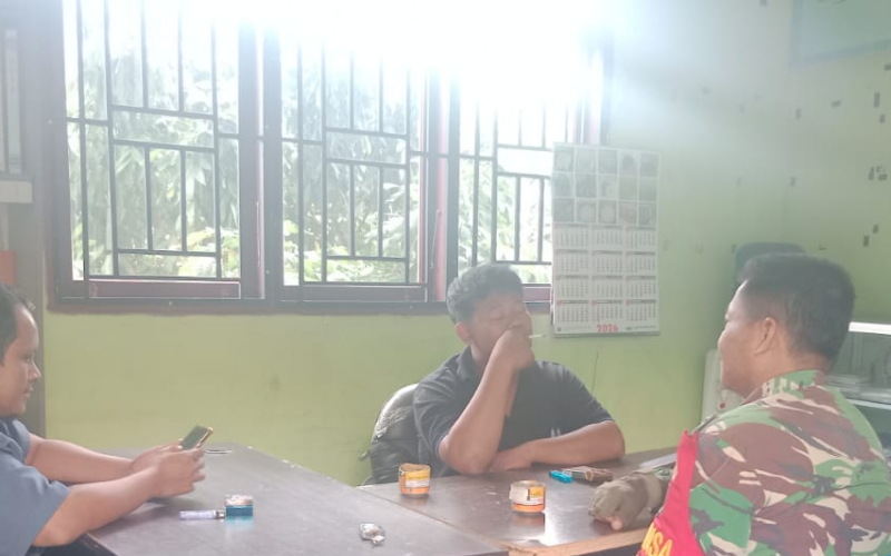 Babinsa Sungai Geniot Turun Langsung ke Warga Melalui Kegiatan Komsos