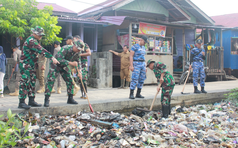 Kodim 0320 Dumai Karya Bakti Bersihkan Parit di Jalan Cendrawasih