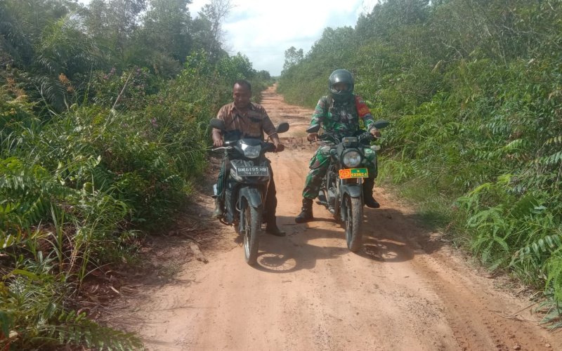 Babinsa Teluk Makmur Tingkatkan Kesadaran Masyarakat Terhadap Bahaya Karhutla