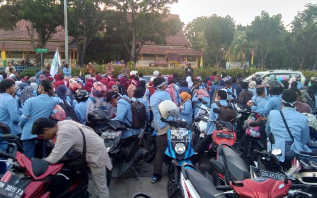 Aksi Demo Sempat Bentrok, Mahasiswa Riau Minta Turunkan Jokowi
