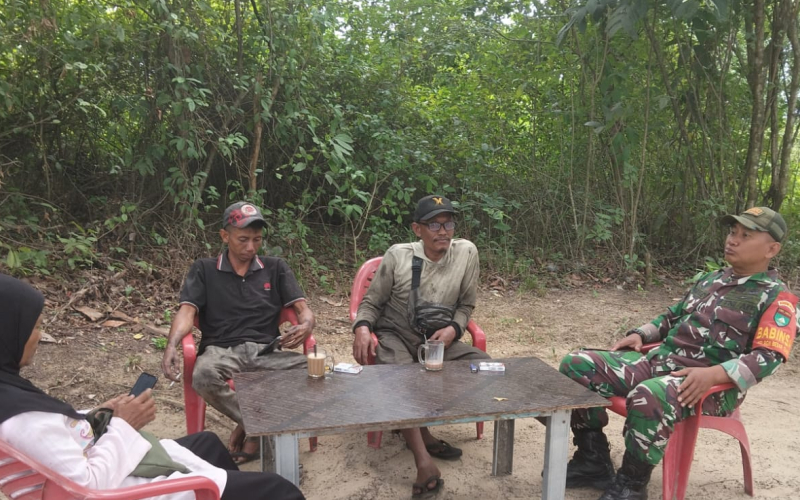 Patroli Rutin Babinsa Berhasil Pastikan Bukit Kapur Aman dari Titik Api