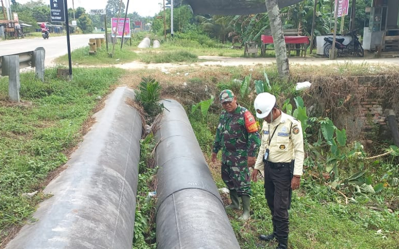 Babinsa Koramil 02 Patroli Sepanjang Jalur Pipa Minyak