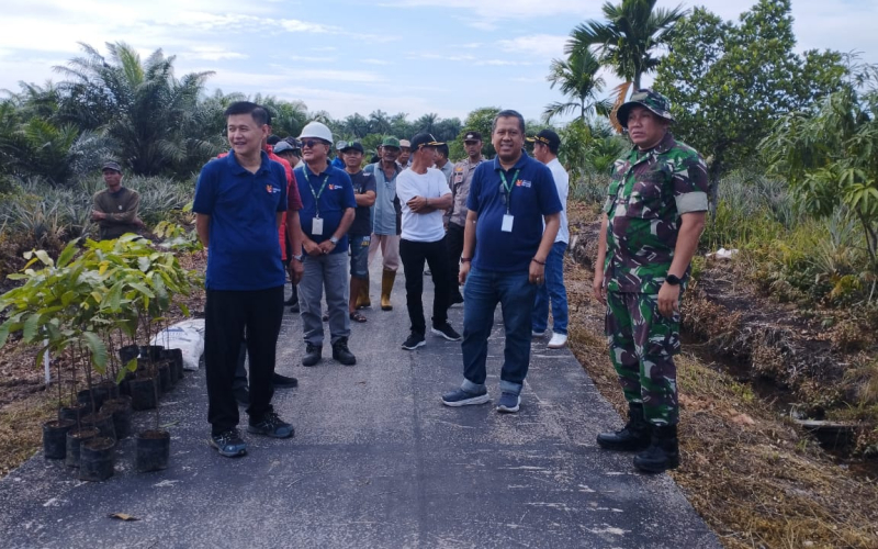 Sinergi TNI dan PT APICAL, Penanaman Pohon Matoa Warnai Gerakan Hijau di Sungai Sembilan