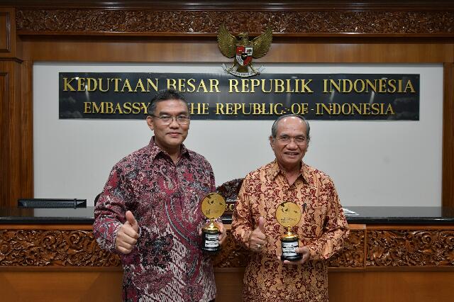 Mantap...! Dirut dan Bank Riau Kepri Terima Penghargaan BPD Terbaik