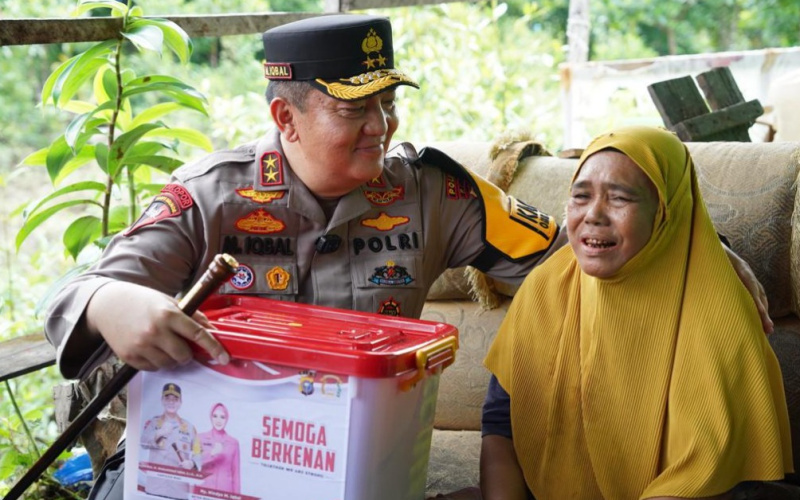 Tangis Haru Nenek Mariah Bertemu Kapolda Riau