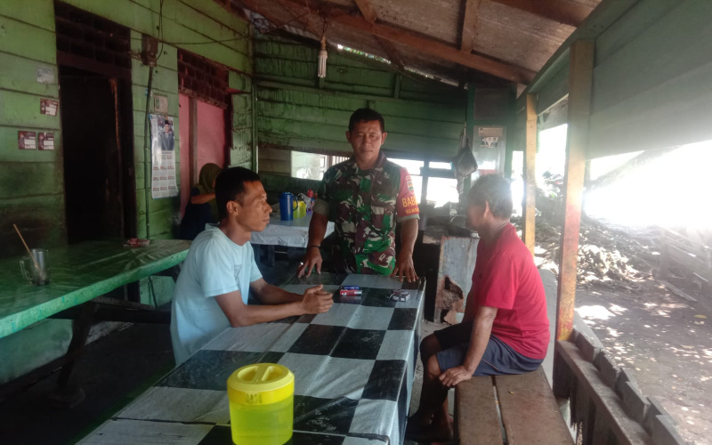 Babinsa Koramil 03 Gelar Komsos, Silaturahmi Bersama Masyarakat