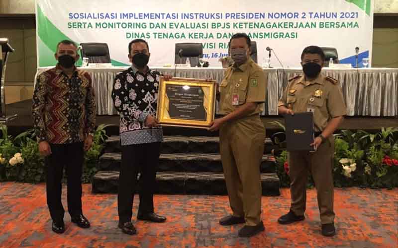 Disnakertrans Riau Raih Penghargaan dari BPJS Ketenagakerjaan