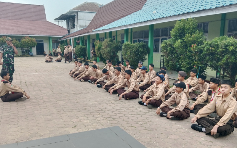 Babinsa Ratu Sima Beri Pelatihan Kepada Siswa SMP IT Plus Jamiatul Muslimin