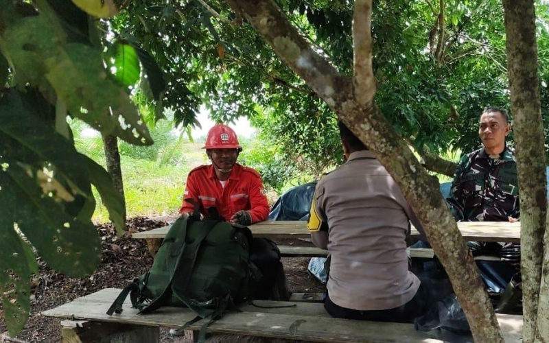 Babinsa Batu Teritip Gelar Komsos Bersama Bhabinkamtibmas dan Tim Pemadam PT SGP