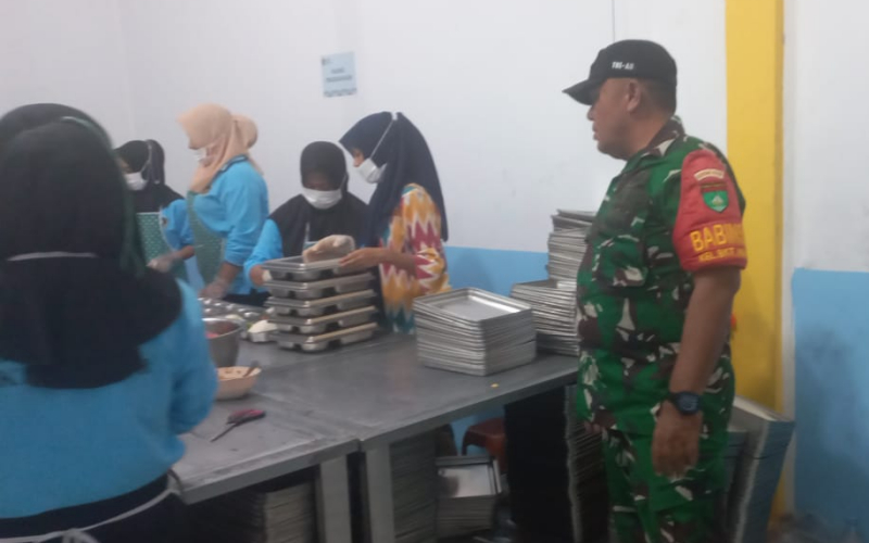 Babinsa Koramil 02/Bukit Kapur Turut Sukseskan Program Makanan Bergizi untuk 3.364 Anak