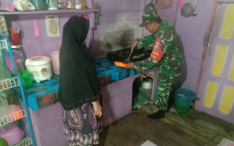Koramil 02 Bukit Kapur Giat Babinsa Masuk Dapur, Beri Bantuan Pada Lansia