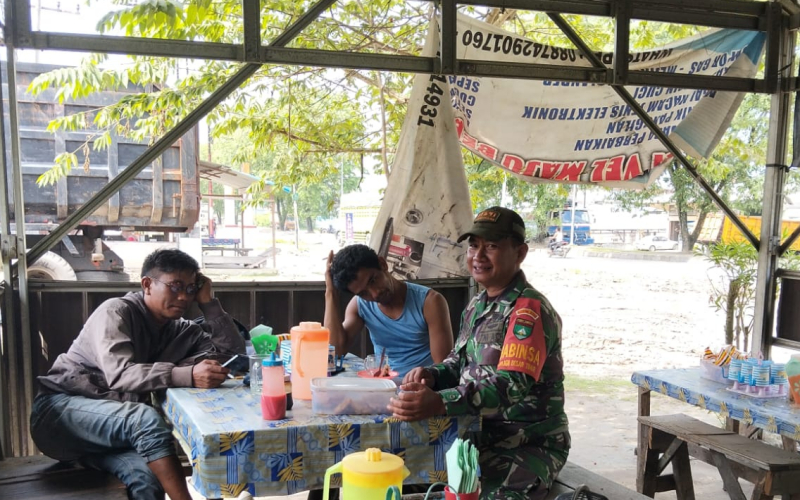 Sertu Jumat Desmanto Pimpin Patroli Pengamanan Pipa Pertamina di Bukit Kapur