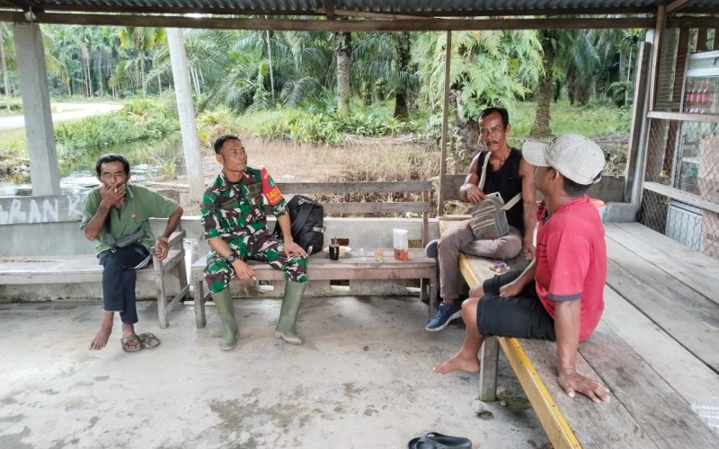 TNI dan Warga Tanjung Penyembal Jaga Kebersamaan Lewat Kegiatan Komsos