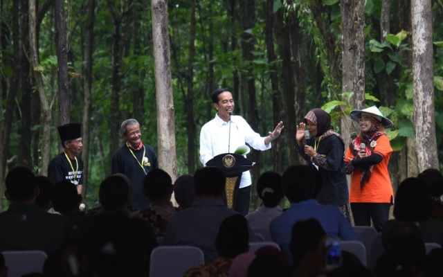 Serahkan SK Perhutanan Sosial, Jokowi : Kalau Tidak Ditanami, Awas...!