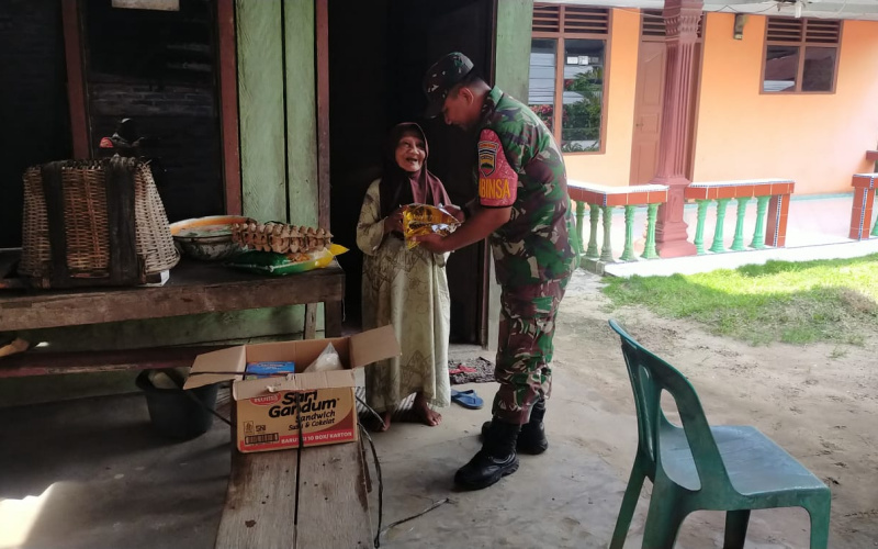 Upaya Meringankan Beban Hidup Warga, Sertu Jumat Salurkan Bantuan Sembako