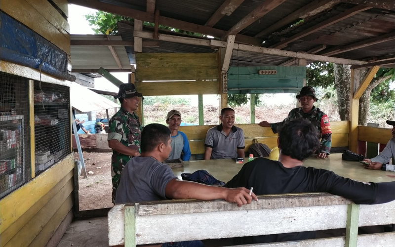 Babinsa Koramil 03 Laksanakan Komsos bersama Warga