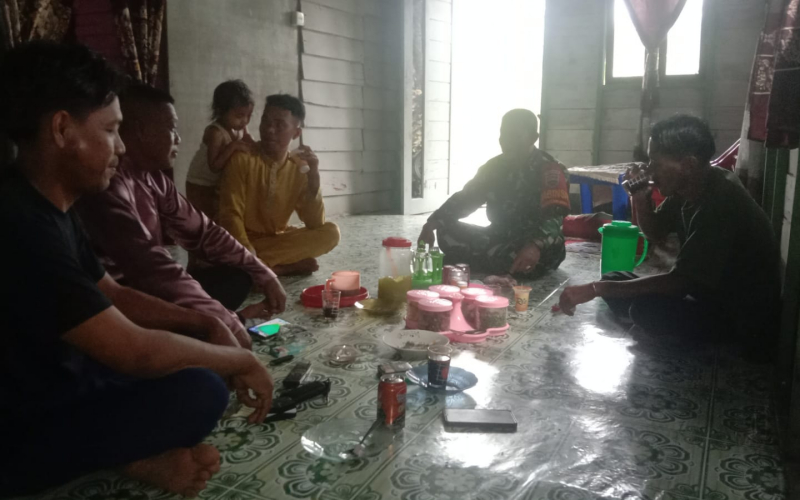 Jalin Silaturahmi, Babinsa Koramil 03 Kunjungi Warga yang Sedang Berlebaran
