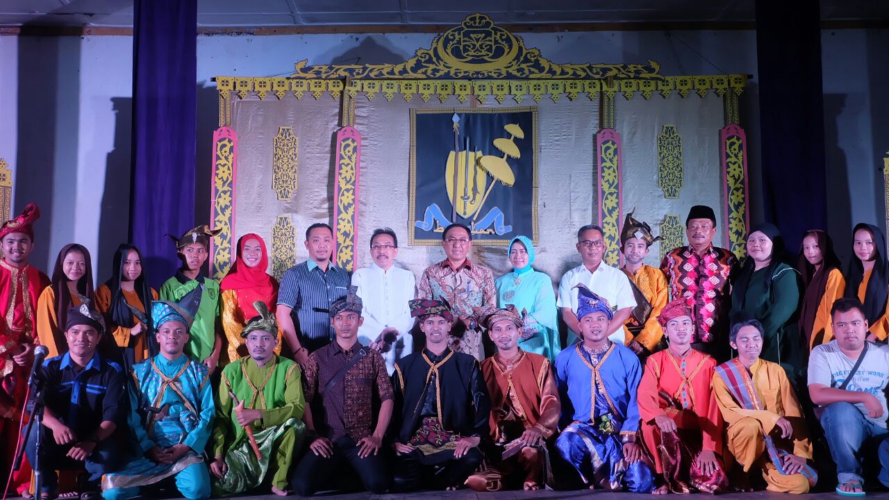 Bupati Inhil Saksikan Aksi Teatrikal Bengkres Production Berjudul 'Marhum Buantan' Di Yogyakarta
