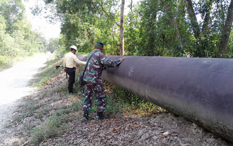 Berikut Upaya Babinsa Koramil 01 Dumai Dalam Menjaga Kelancaran Distribusi Minyak