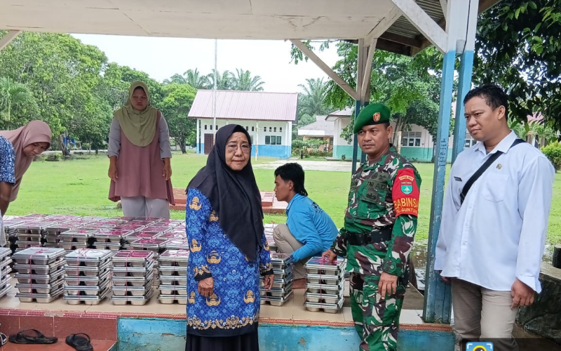 Dukung Gizi dan Pendidikan, Babinsa Guntung Kawal Program Makanan Bergizi Gratis