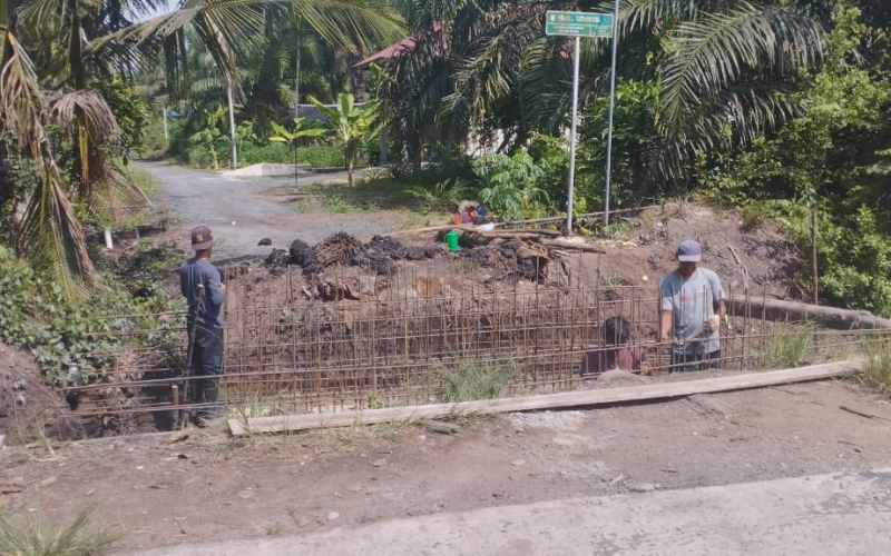 Gotong Royong TNI dan Warga, Pembangunan Jembatan Beton Tahap V di Sungai Sembilan Terus Berjalan