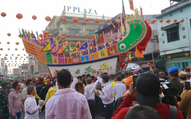 Ribuan Wisatawan Padati Festival Bakar Tongkang di Rokan Hilir