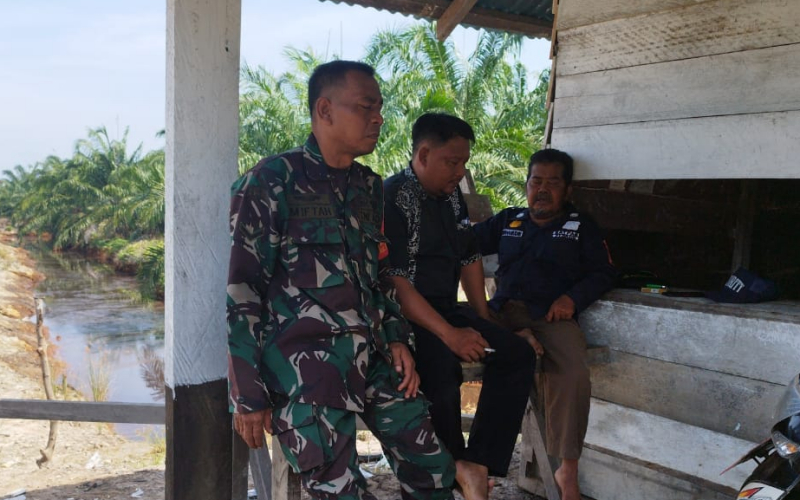 Sertu Miftah Pererat Kemanunggalan TNI dan Rakyat Melalui Komsos di Batu Teritip