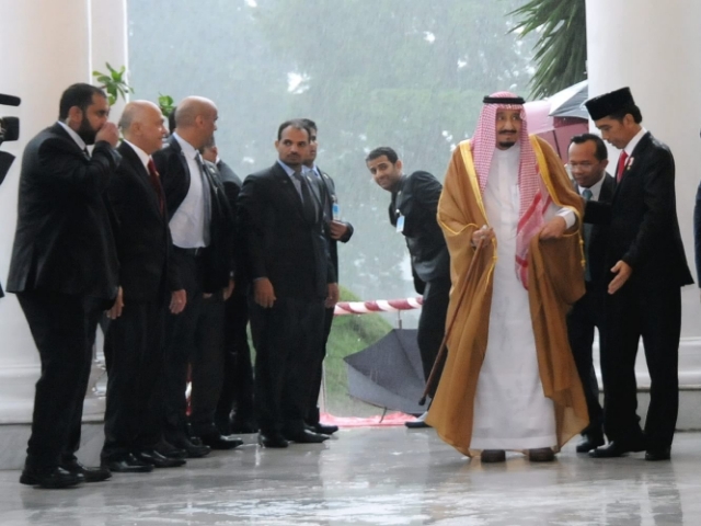 Hujan Deras dan Dentuman 21 Meriam Sambut Kedatangan Raja Salman di Istana Bogor