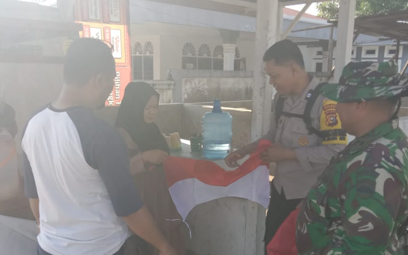 Pelda Sarwono Kobarkan Semangat Nasionalisme di Bumiayu Lewat Pembagian Bendera